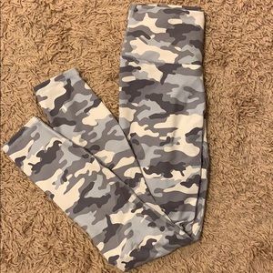 Fabletics Winter camo cropped leggings size 0